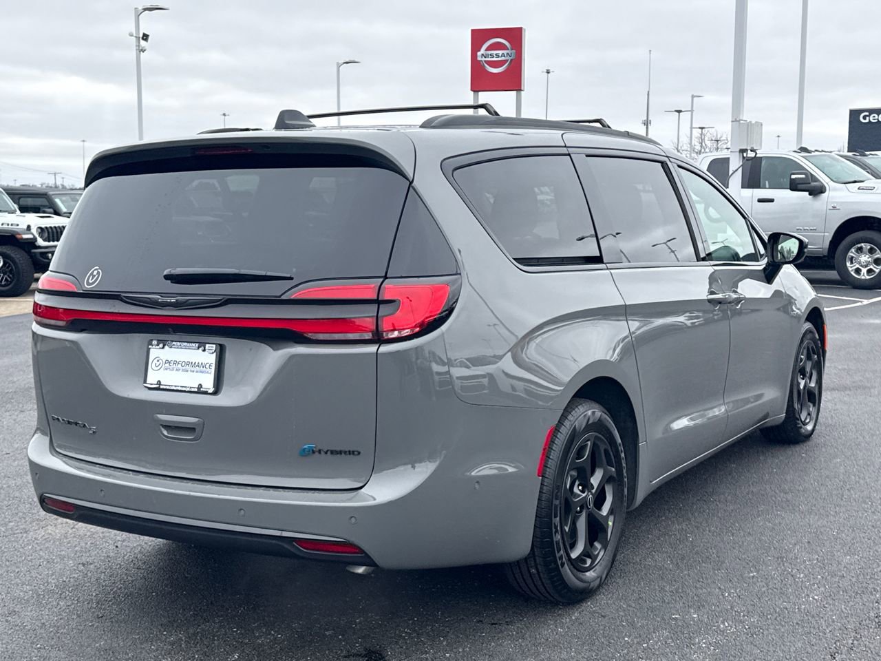 Used 2025 Chrysler Pacifica Premium image 3