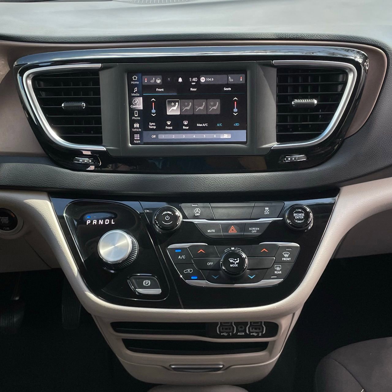 Used 2023 Chrysler Voyager LX image 16