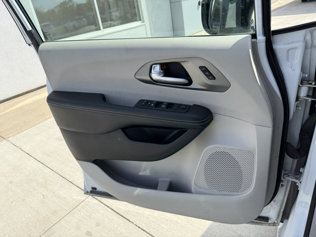 Used 2024 Chrysler Pacifica Touring-L FWD image 19