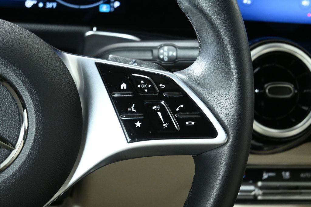 Used 2025 Mercedes-Benz GLB 250 4MATIC image 17