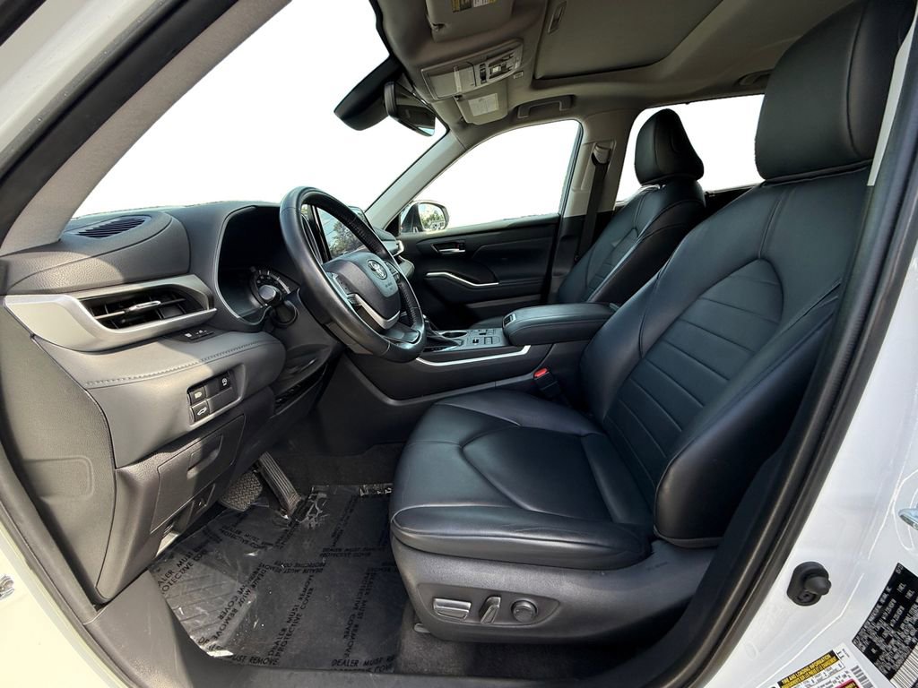 Used 2023 Toyota Highlander XLE AWD/4WD image 9