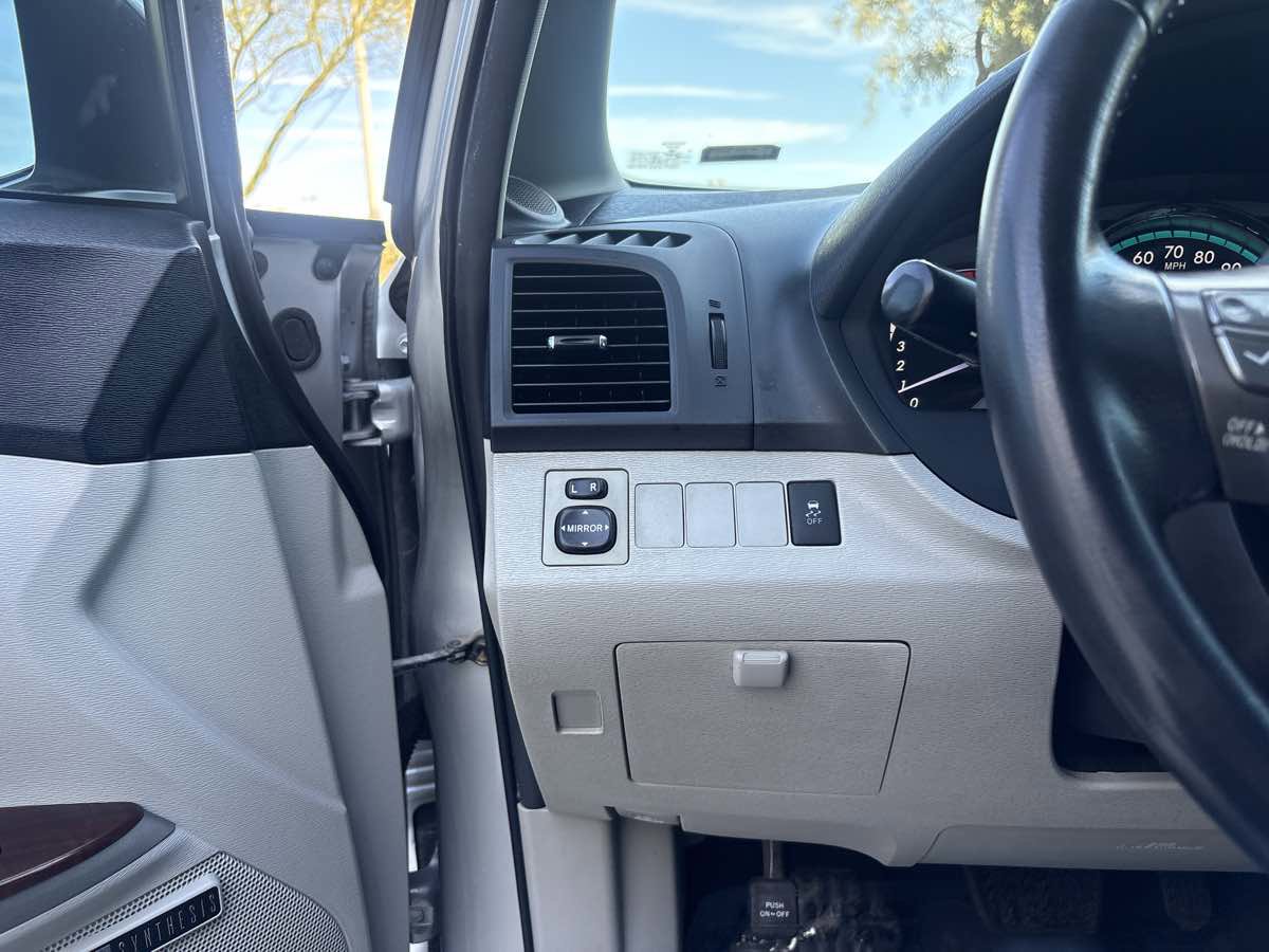Used 2011 Toyota Venza w/ Leather Pkg image 22