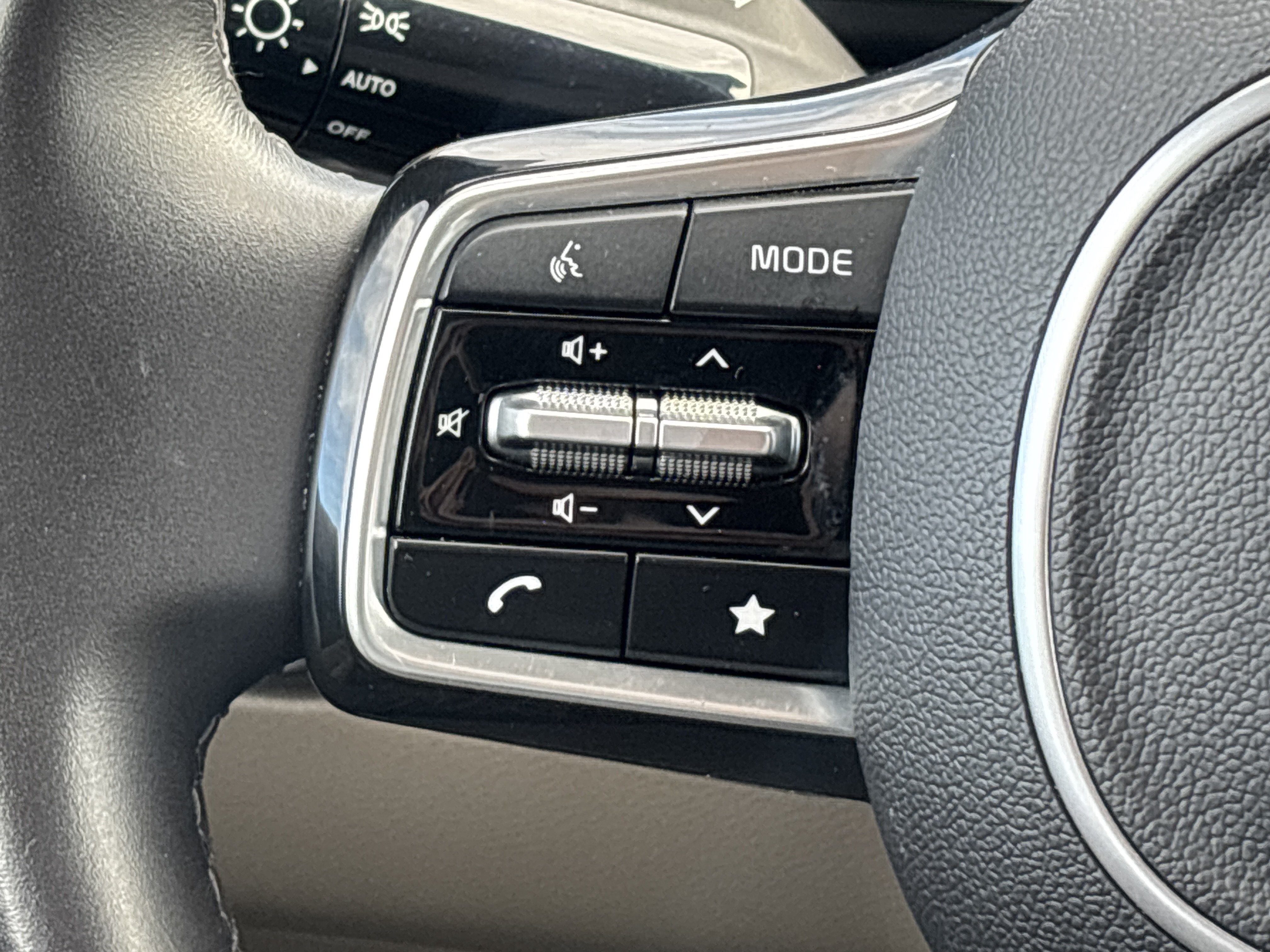Used 2025 Kia Carnival FWD image 7