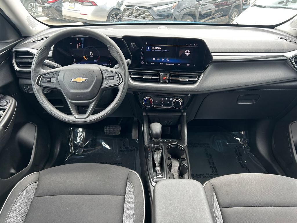 Used 2025 Chevrolet TrailBlazer LT AWD/4WD image 16