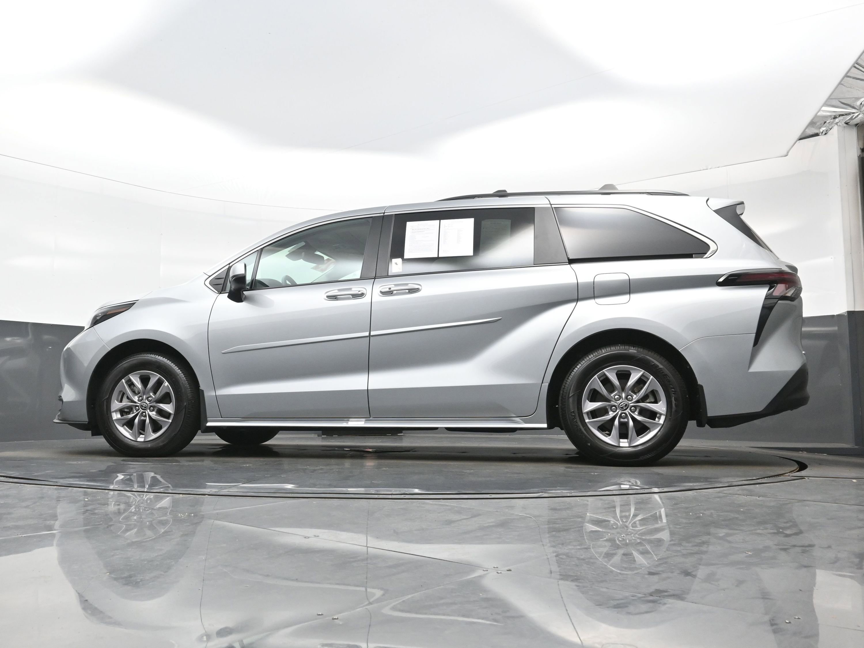Used 2025 Toyota Sienna XLE w/ XLE Plus Package AWD/4WD image 31