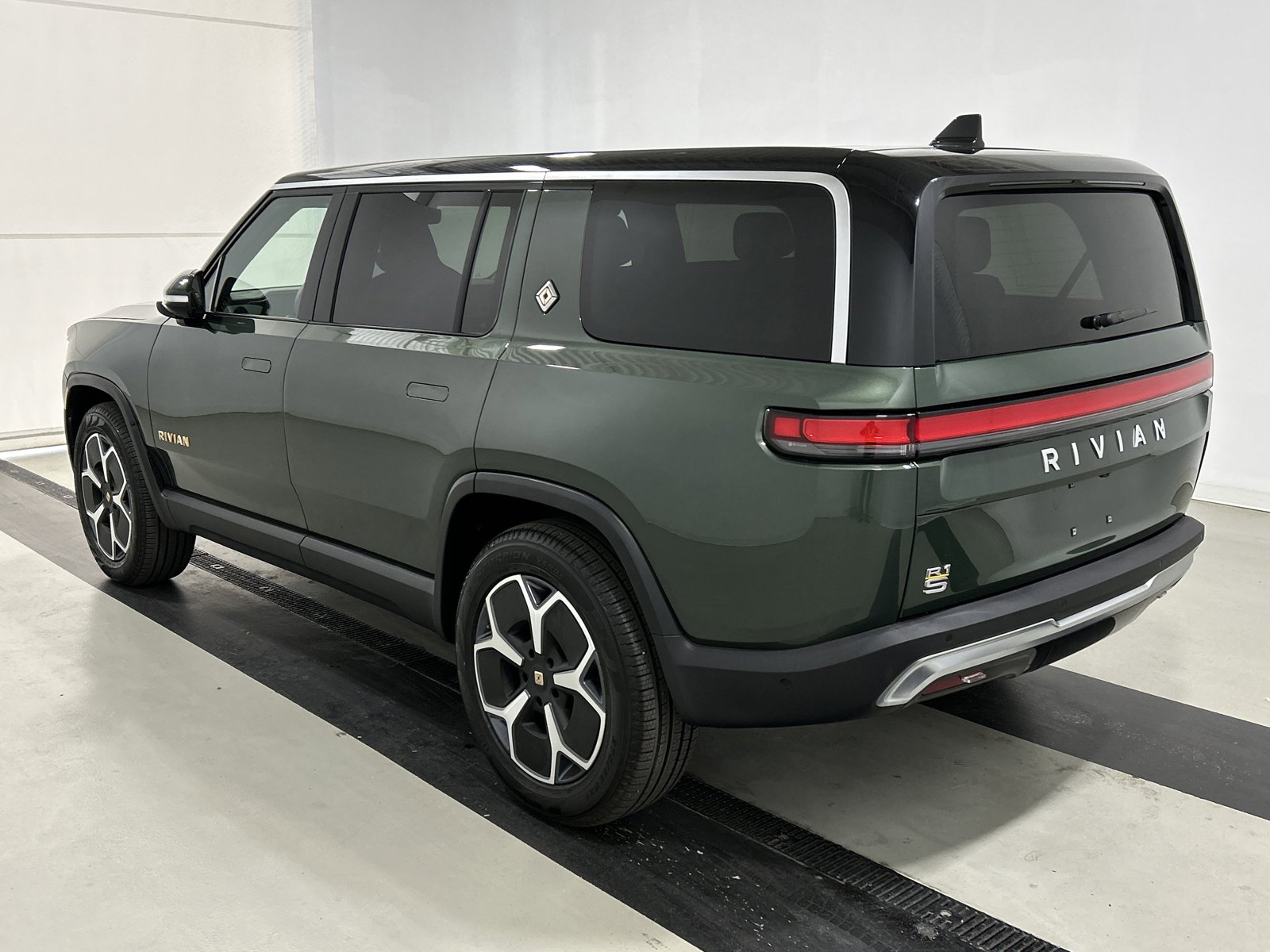 Used 2023 Rivian R1S Adventure image 3