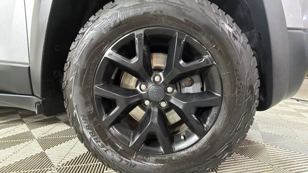 Used 2017 Jeep Cherokee Trailhawk AWD/4WD image 36
