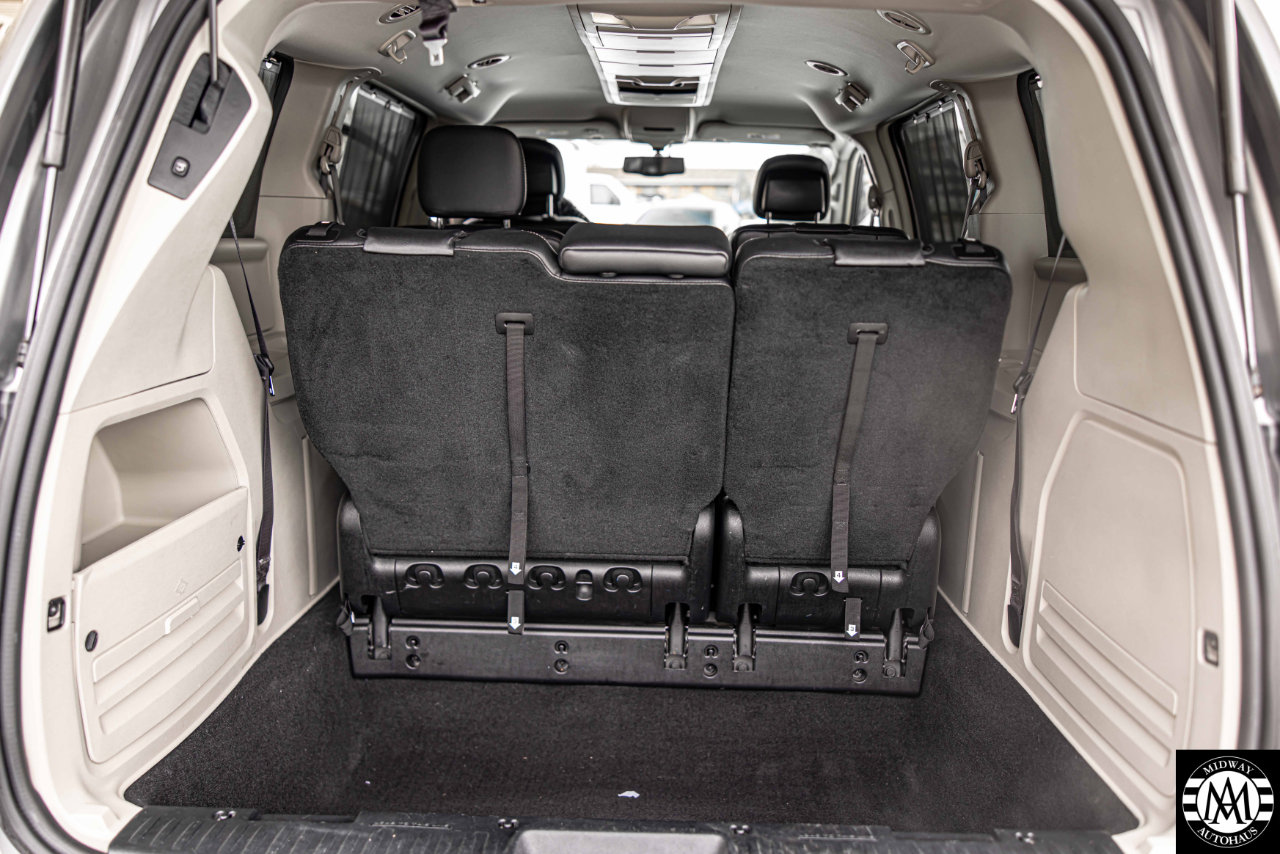 Used 2015 Chrysler Town & Country Touring-L w/ Driver Convenience Group image 10