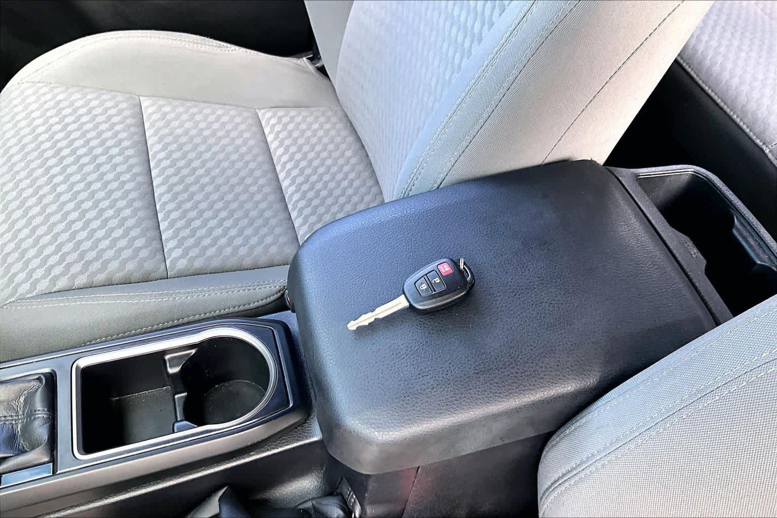 Used 2021 Toyota Tacoma SR AWD/4WD image 14