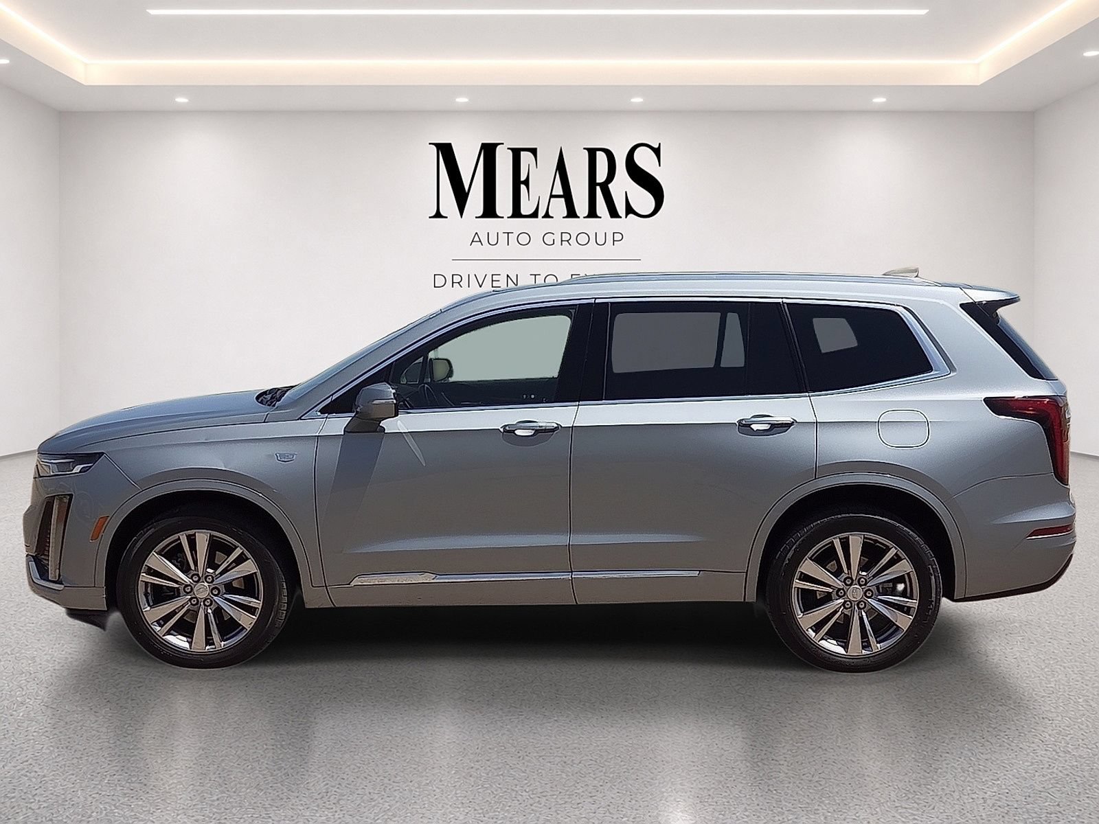 Used 2023 Cadillac XT6 Premium Luxury AWD/4WD image 2