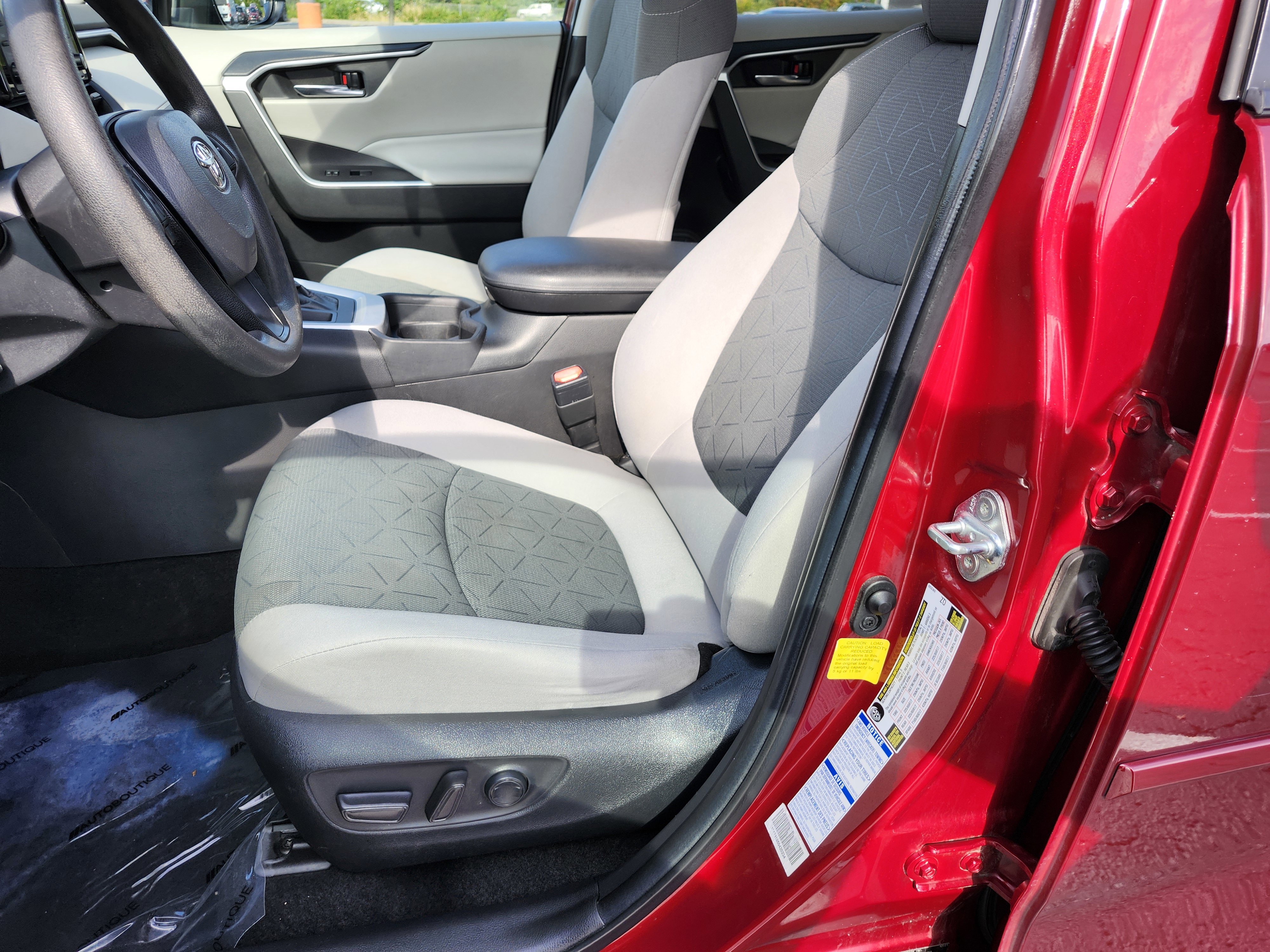 Used 2021 Toyota RAV4 XLE image 17