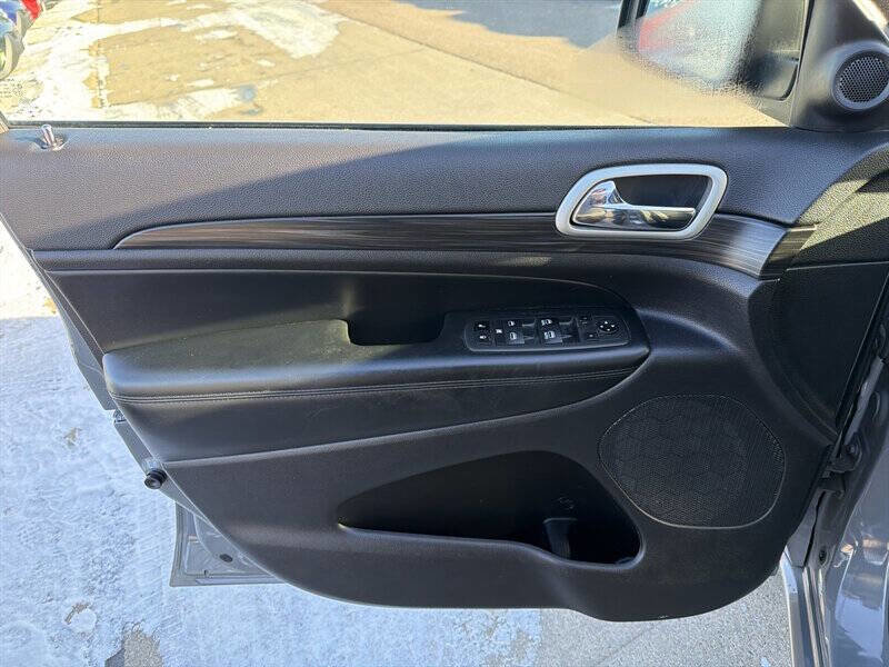 Used 2022 Jeep Grand Cherokee Laredo X AWD/4WD image 12
