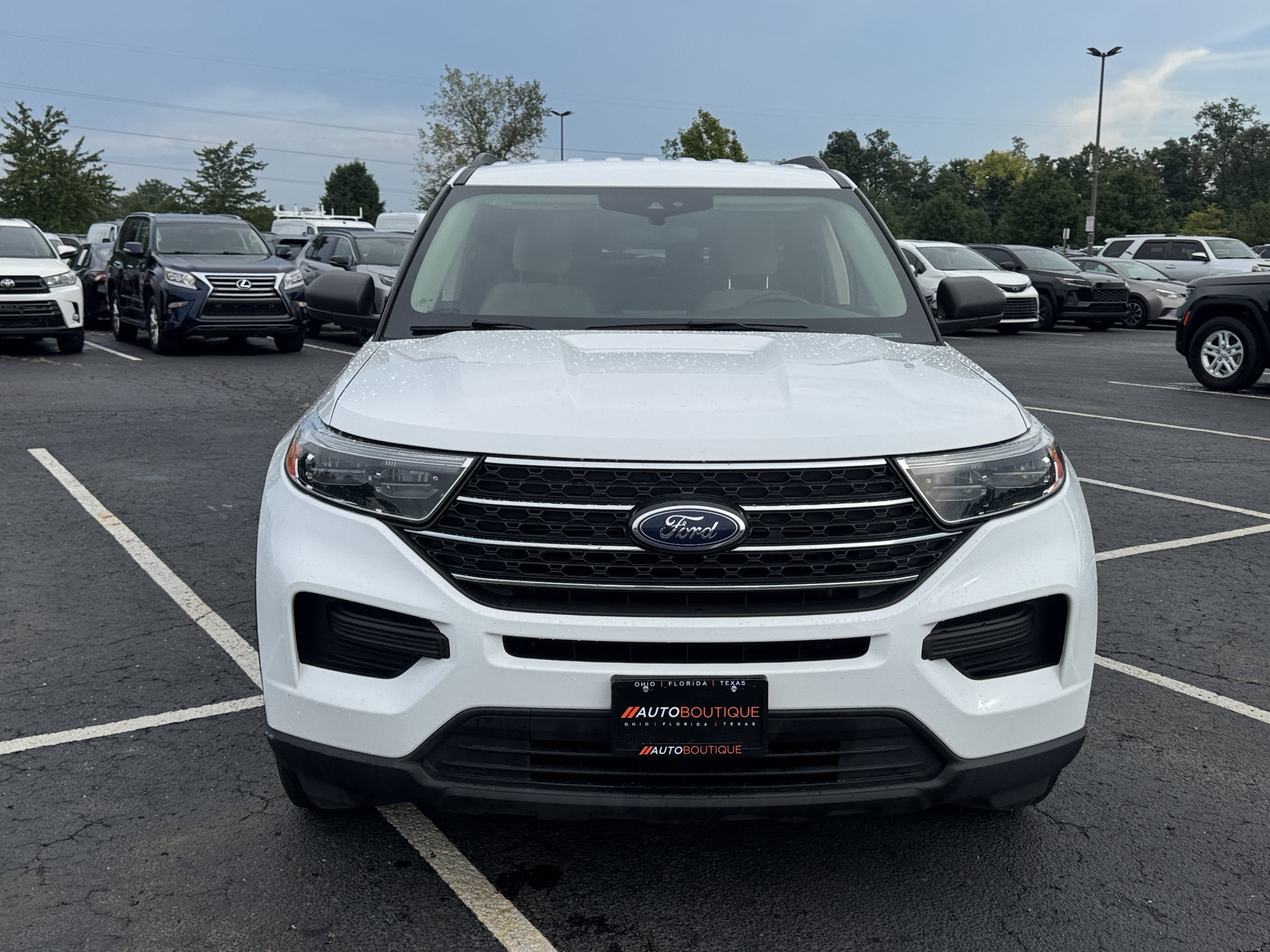 Used 2023 Ford Explorer XLT AWD/4WD image 3
