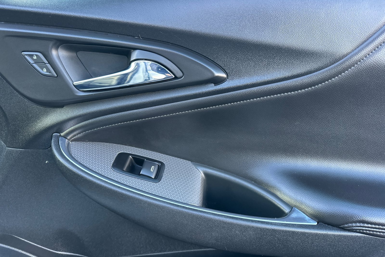 Used 2019 Chevrolet Malibu Hybrid w/ Leather Package image 18