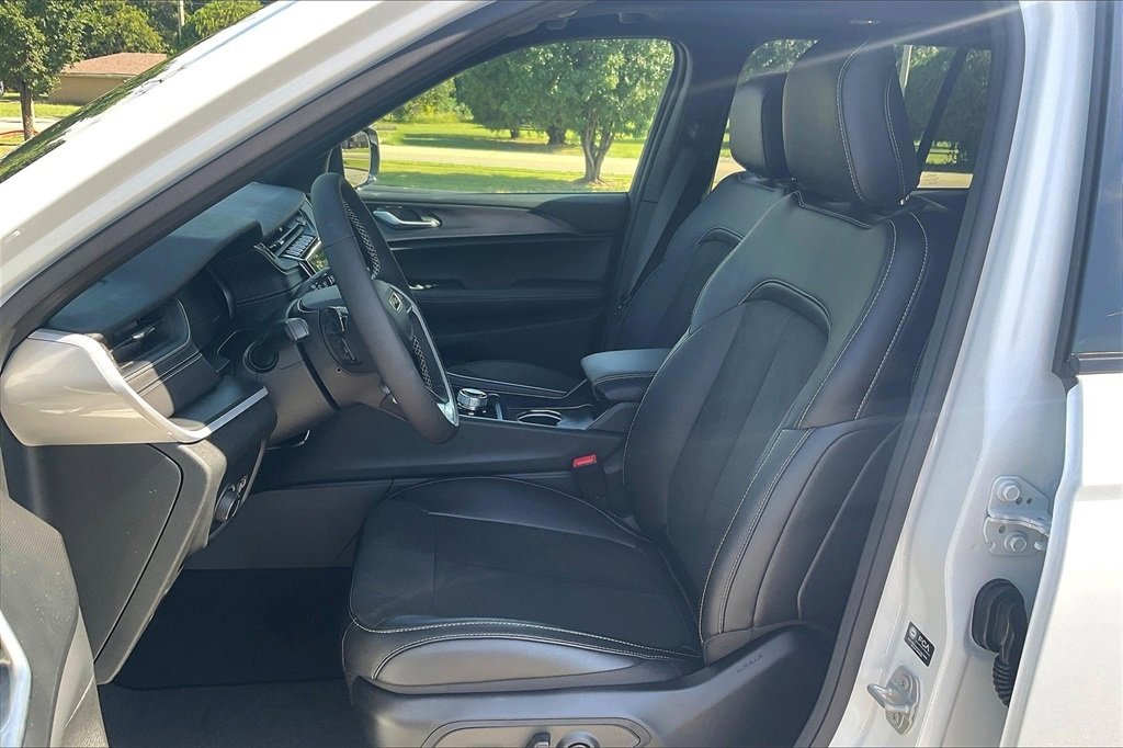 New 2025 Jeep Grand Cherokee Altitude image 9