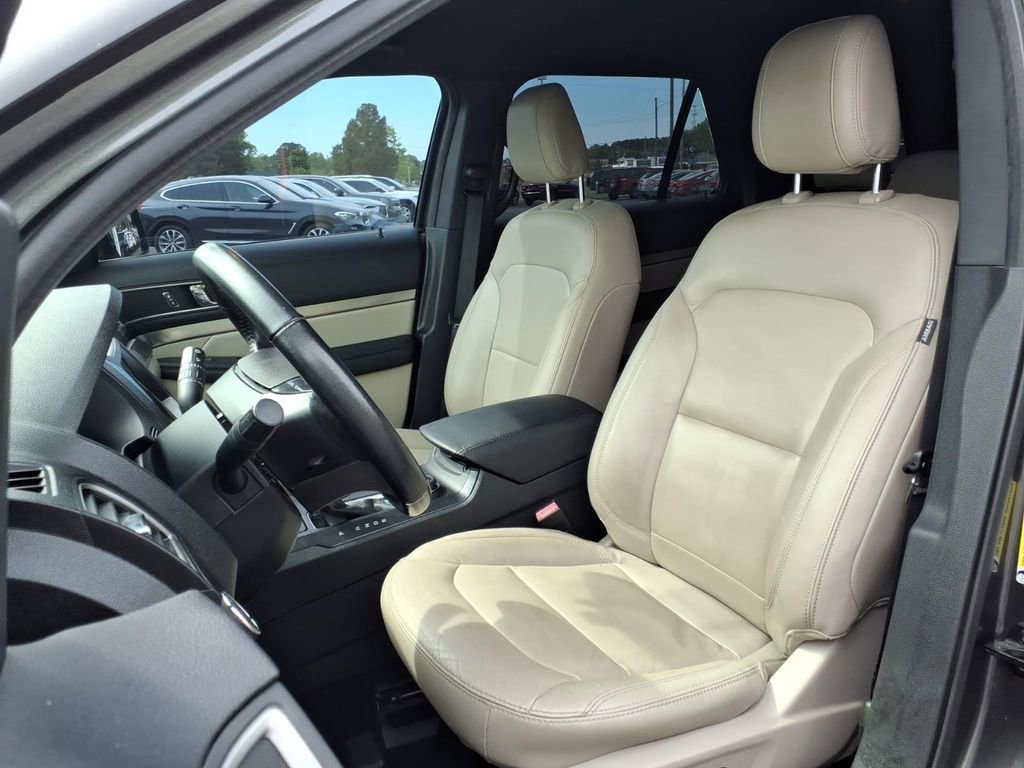Used 2018 Ford Explorer XLT w/ Equipment Group 202A image 4