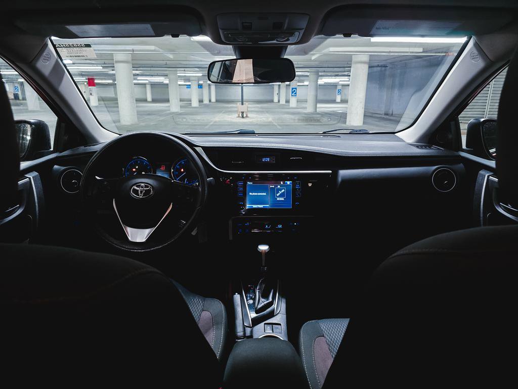 Used 2017 Toyota Corolla LE w/ LE Premium Package w/Moonroof FWD image 3