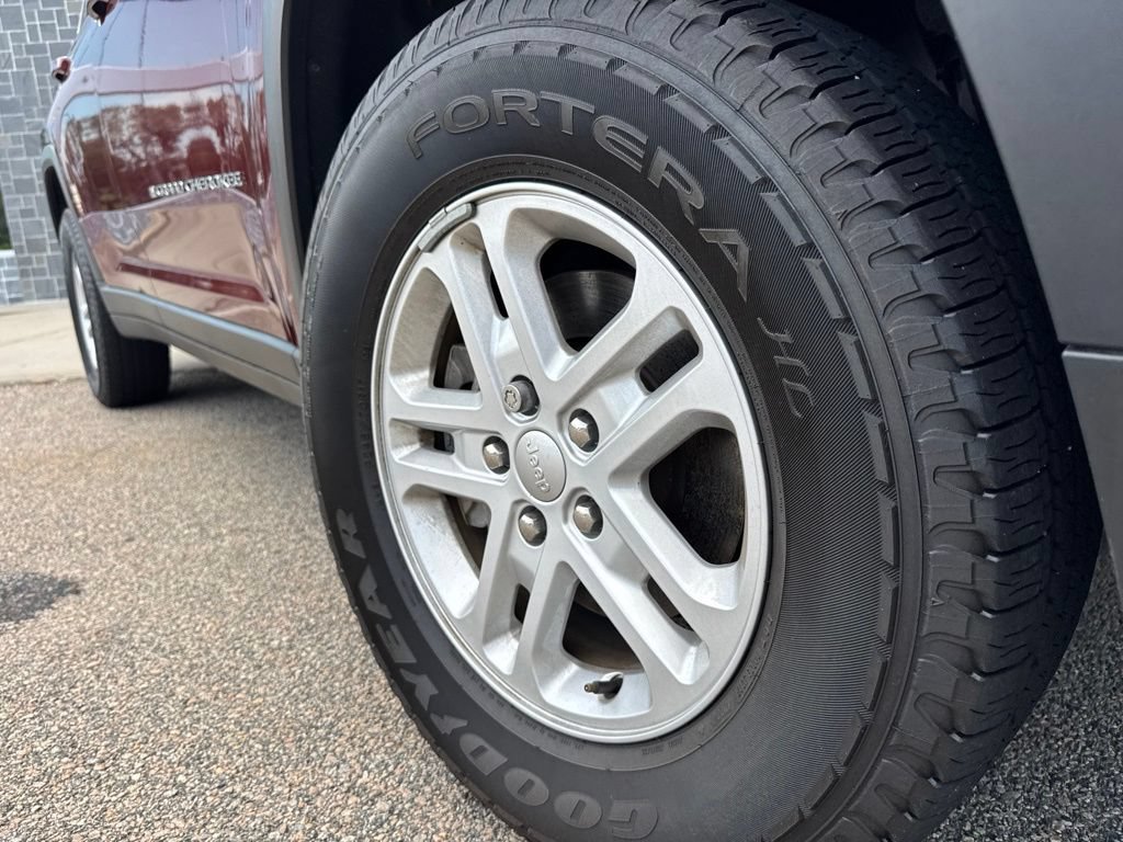 Used 2023 Jeep Grand Cherokee Laredo AWD/4WD image 24