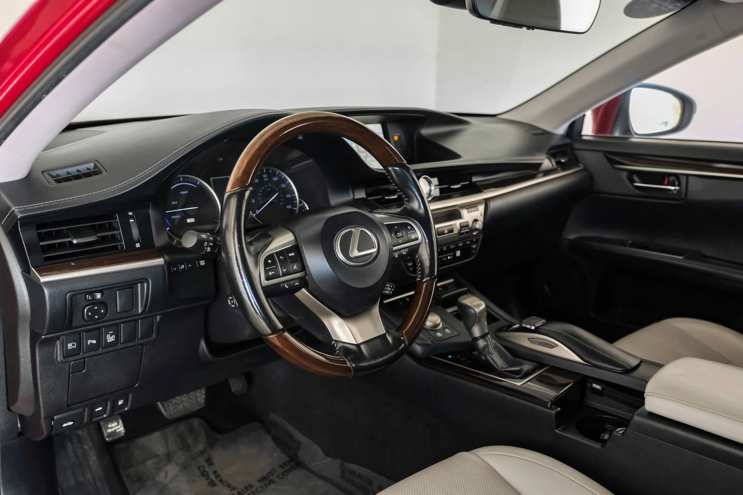 Used 2018 Lexus ES 300h w/ Luxury Package image 2