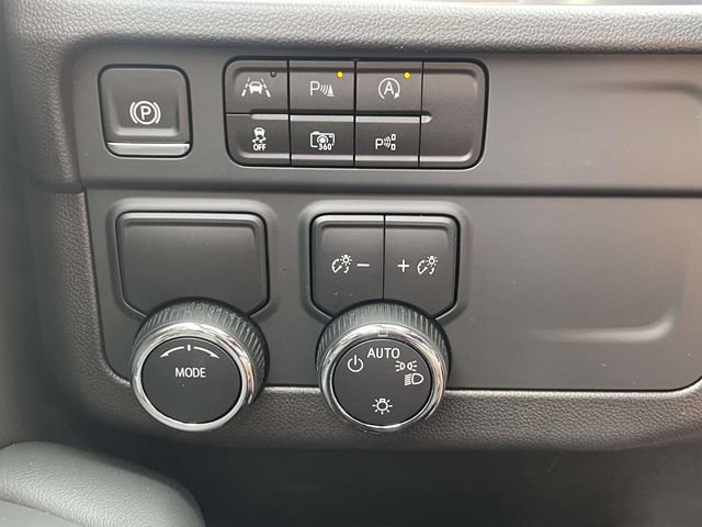 Used 2025 Chevrolet Suburban LT RWD image 25