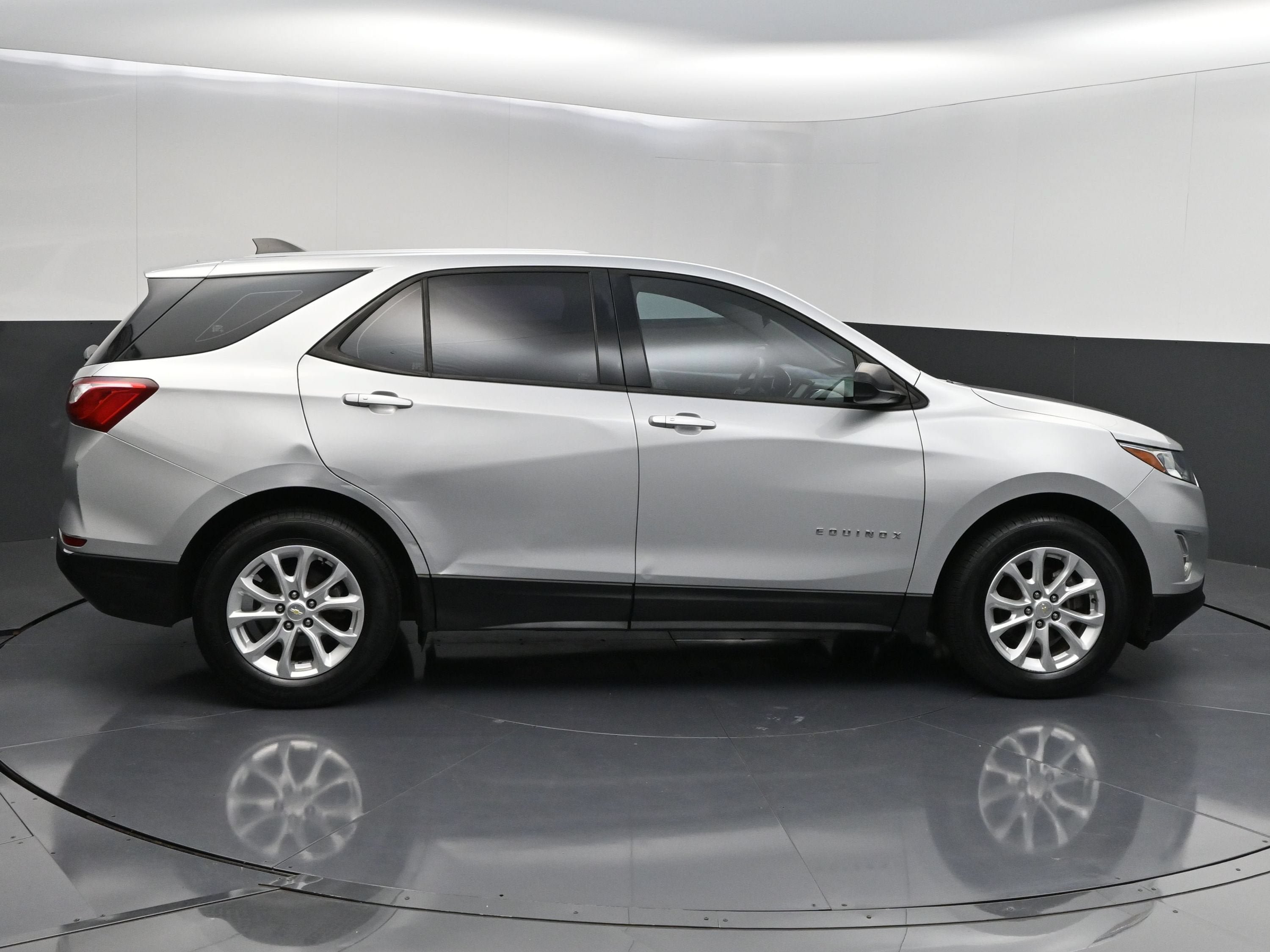 Used 2018 Chevrolet Equinox LS FWD image 9