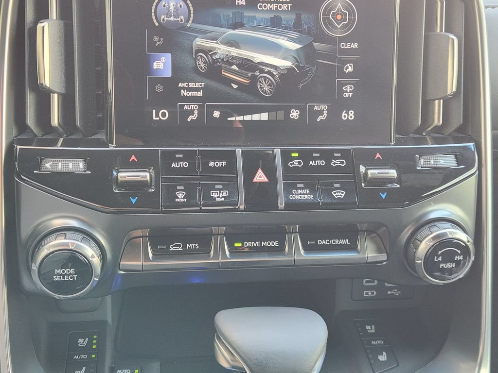 Used 2023 Lexus LX 600 4WD w/ Luxury Package image 19