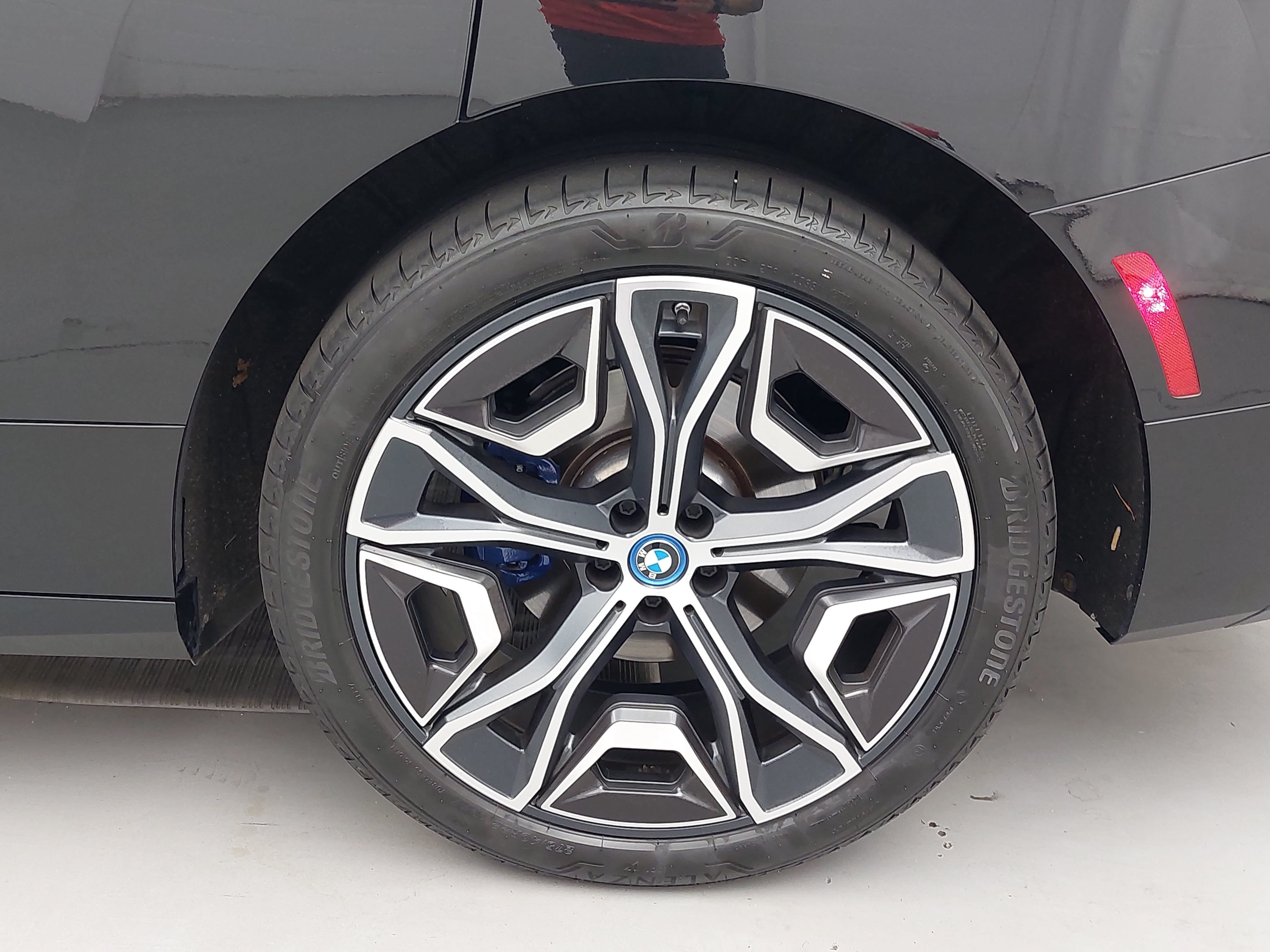 Used 2024 BMW iX xDrive50 w/ Premium Package AWD/4WD image 35