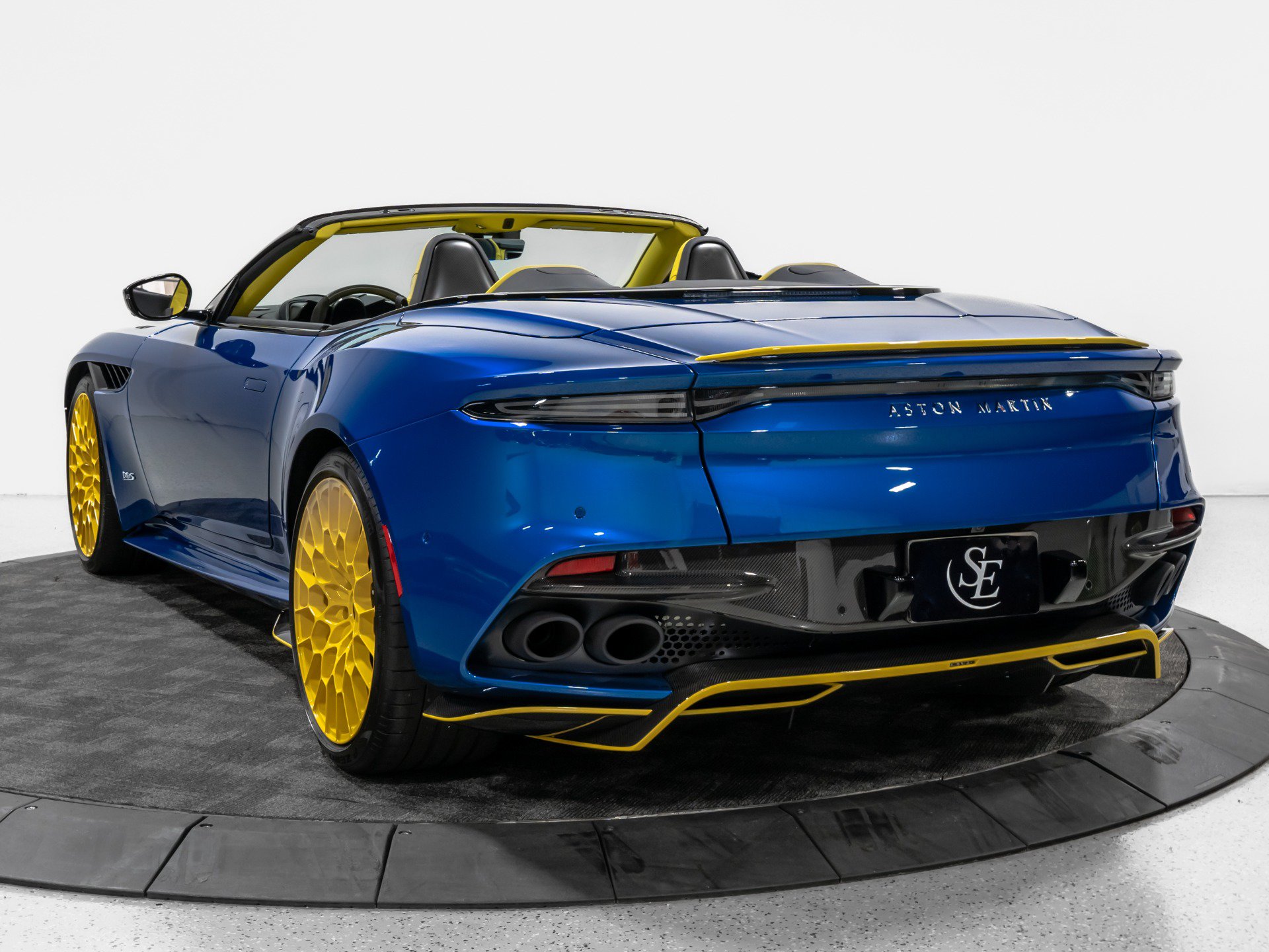 Used 2023 Aston Martin DBS Coupe RWD image 64