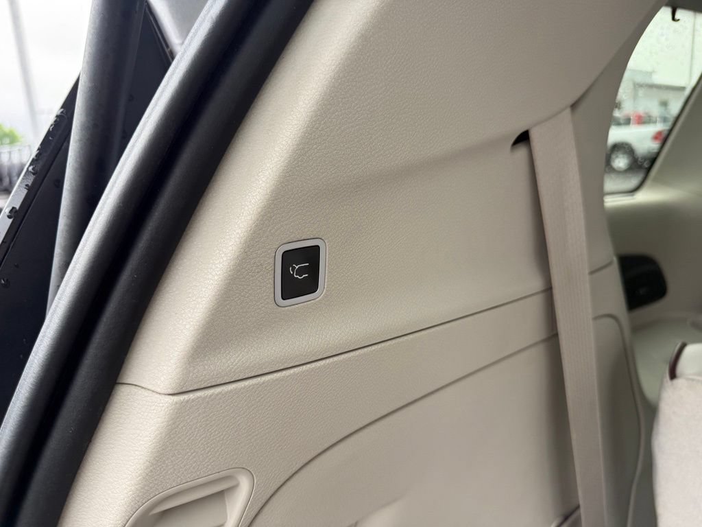 Used 2017 Chrysler Pacifica Limited w/ Advanced Safetytec Group FWD image 55