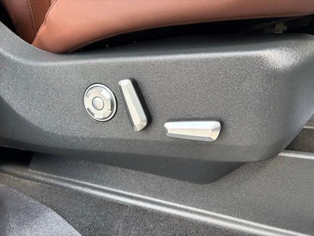 Used 2025 Lincoln Navigator Reserve image 32