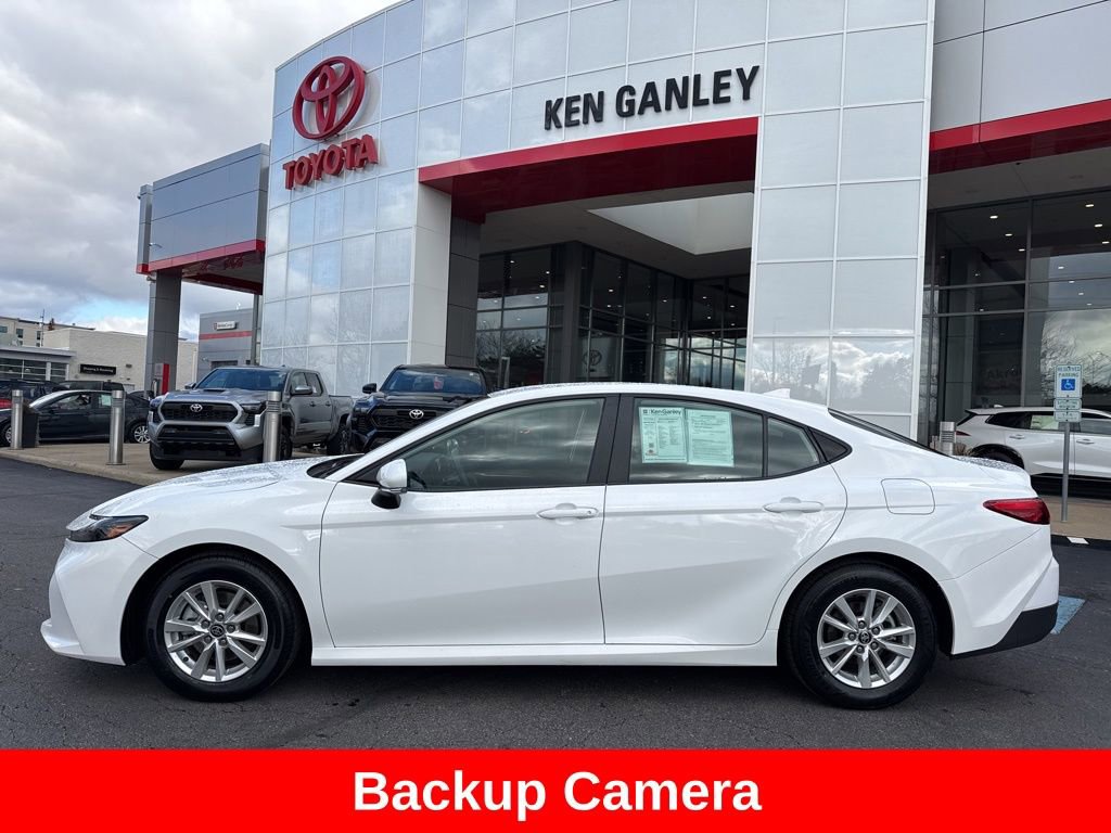 Used 2025 Toyota Camry LE image 3