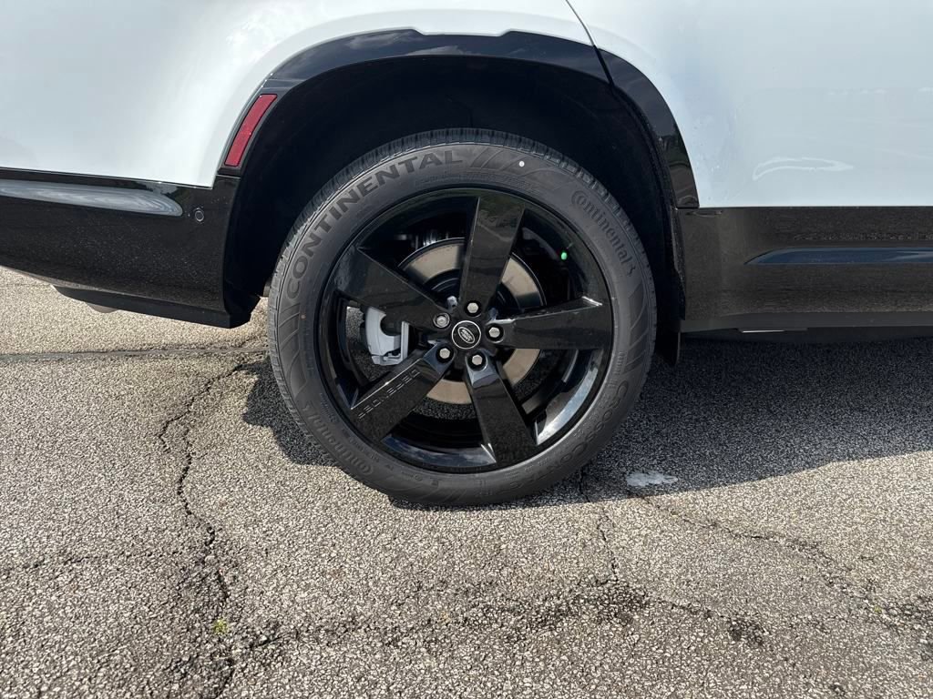 New 2025 Land Rover Defender 130 X-Dynamic SE image 5