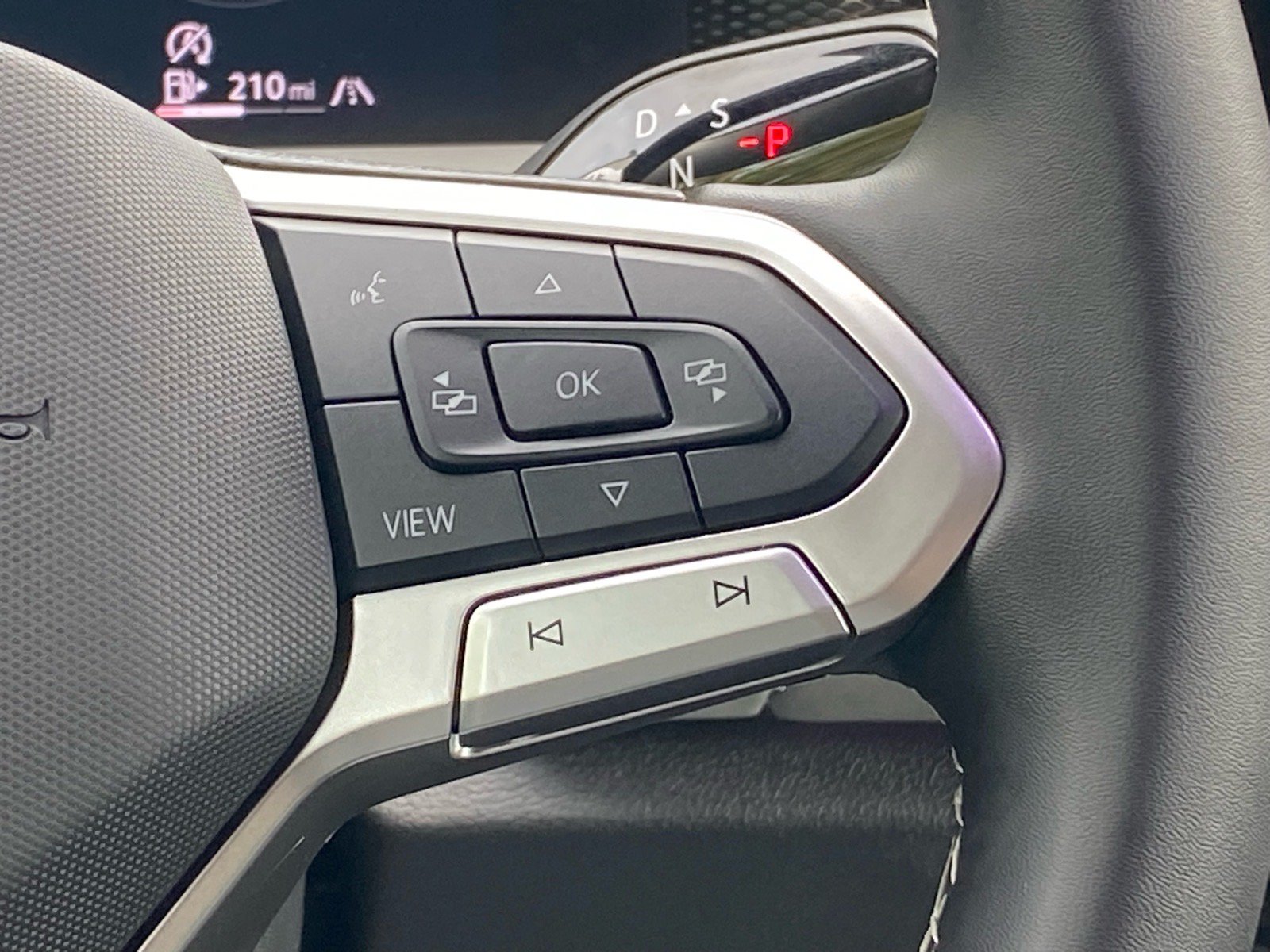 Certified 2025 Volkswagen Tiguan SE AWD/4WD image 8