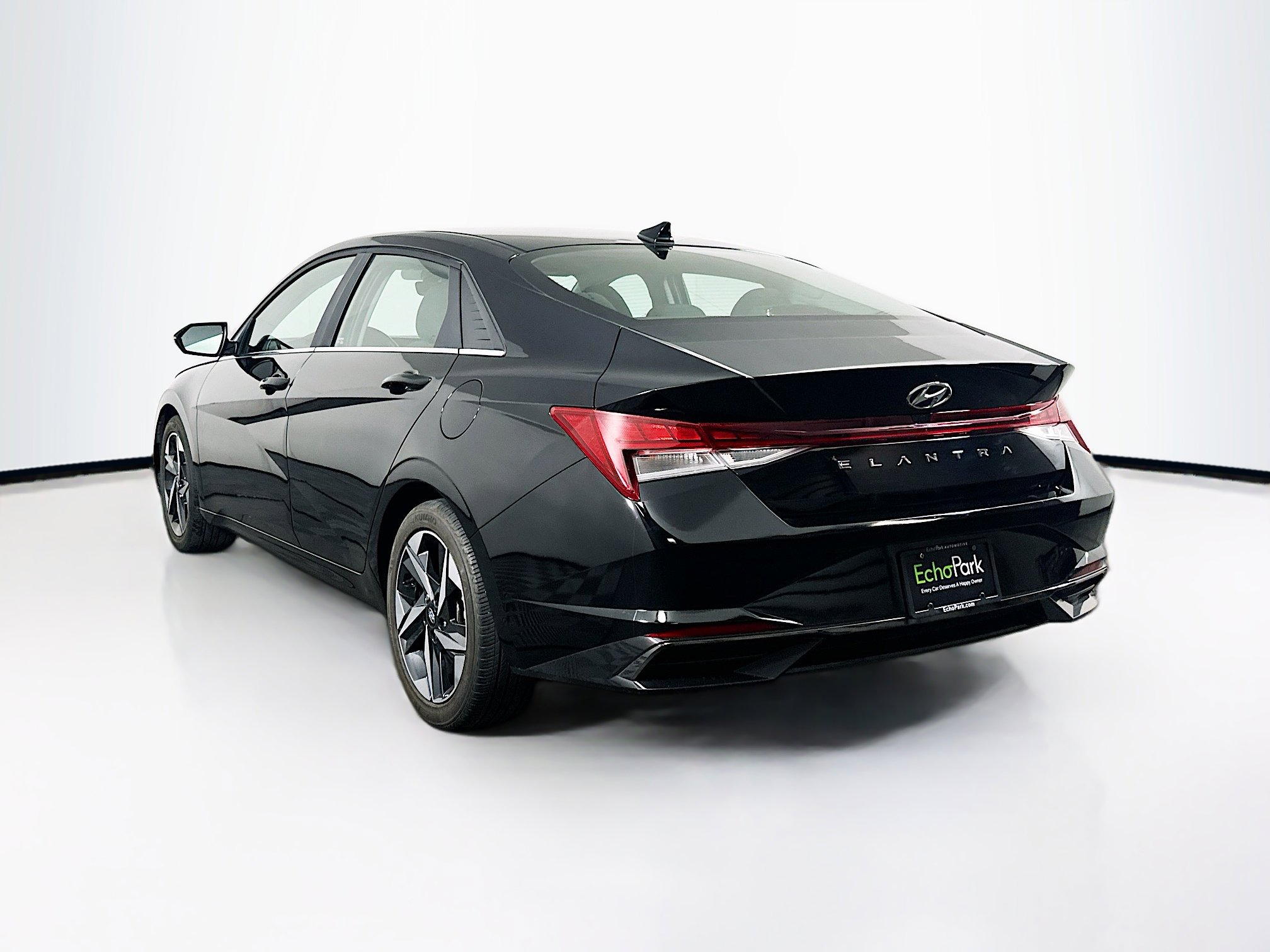 Used 2022 Hyundai Elantra SEL w/ Convenience + Premium Package FWD image 5