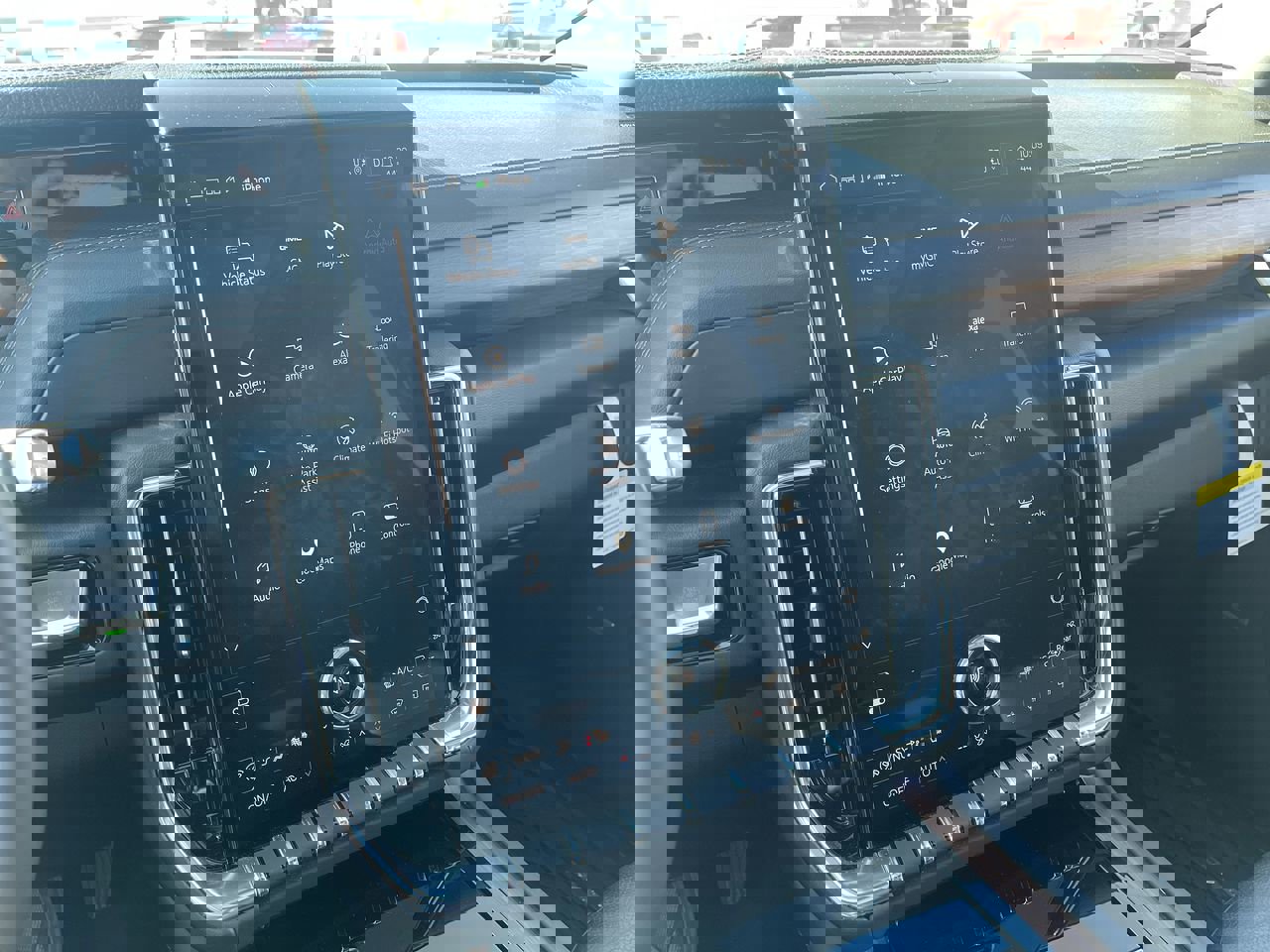 Used 2025 GMC Yukon Denali w/ Sun & Power Step Package image 13