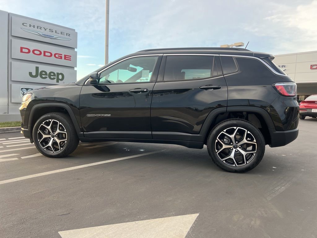 Used 2025 Jeep Compass Limited image 14