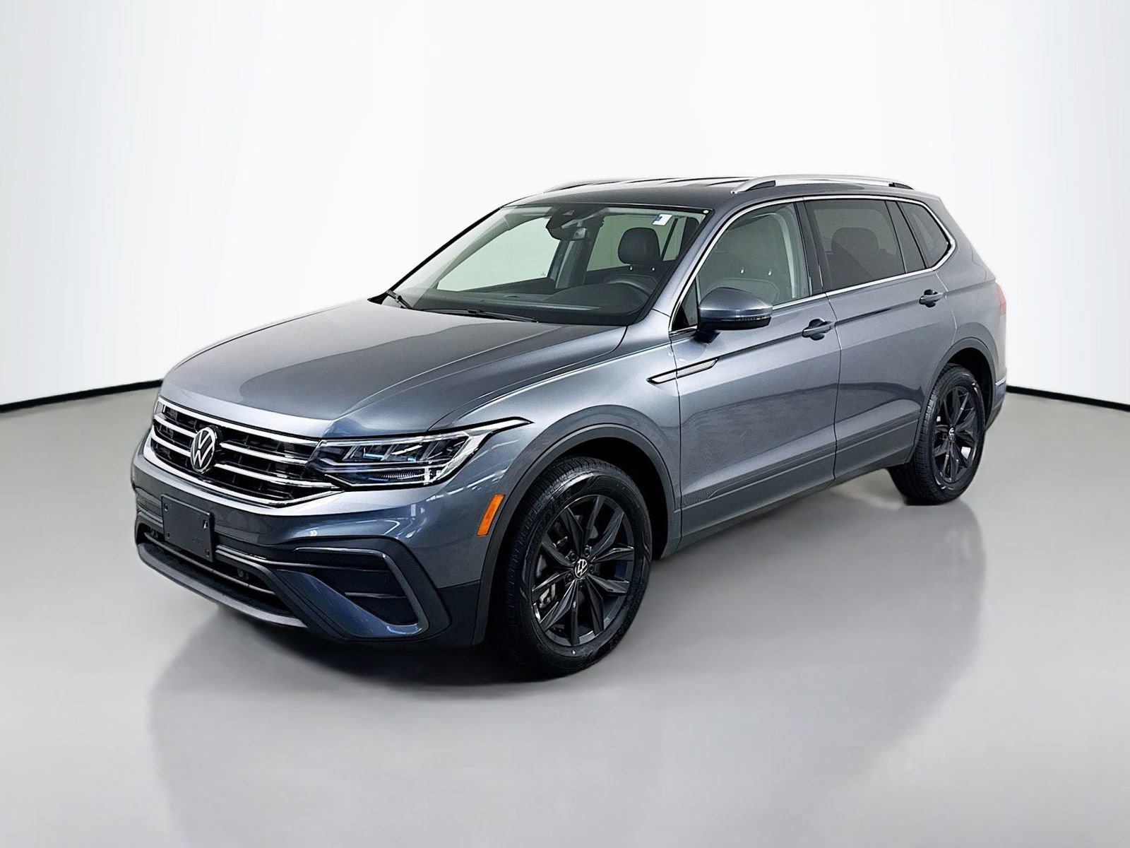 Certified 2024 Volkswagen Tiguan SE AWD/4WD image 1
