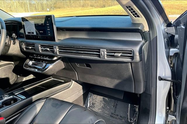 Used 2024 Lincoln Corsair Premiere image 16