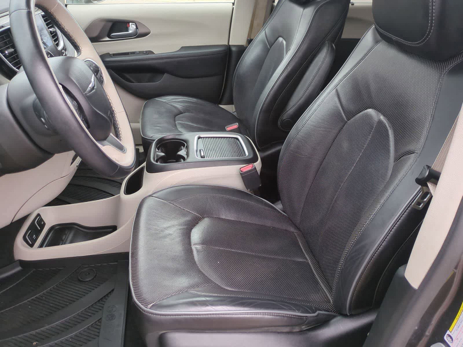 Used 2018 Chrysler Pacifica Limited w/ Tire & Wheel Group FWD image 16