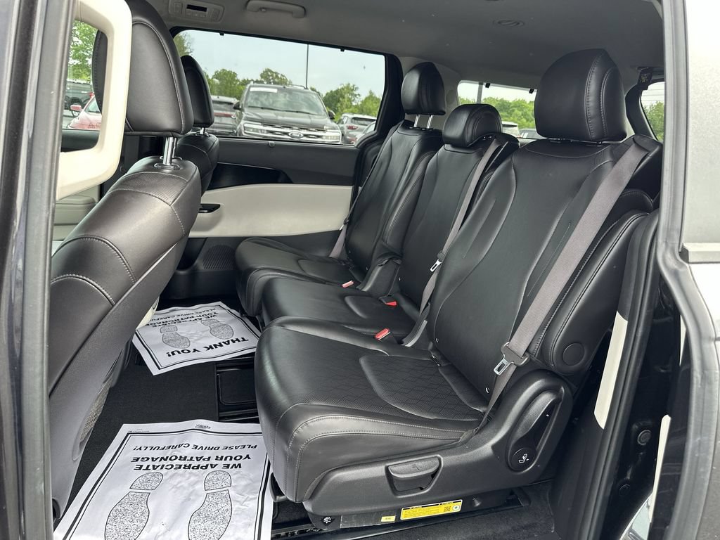 Used 2024 Kia Carnival EX FWD image 28