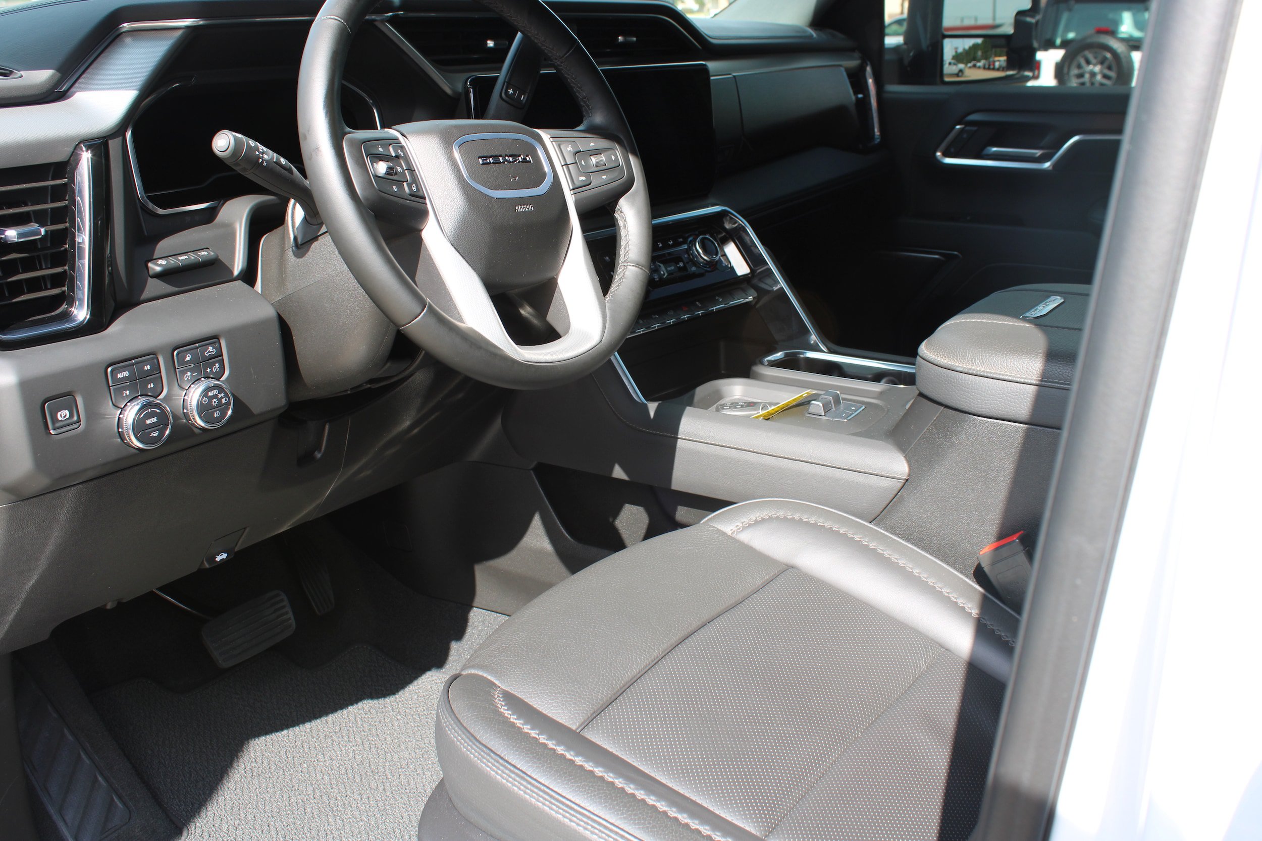 Used 2025 GMC Sierra 2500 Denali w/ Denali Reserve Package AWD/4WD image 24