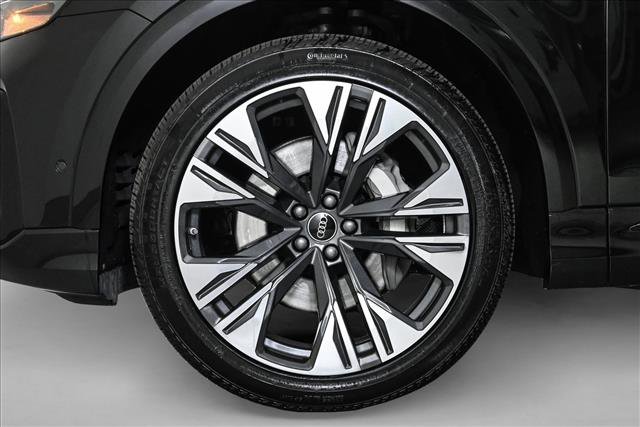 Certified 2025 Audi Q8 Prestige image 25