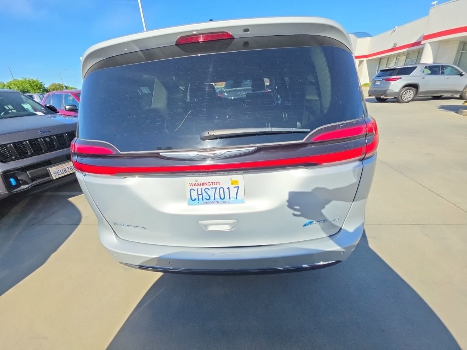 Used 2023 Chrysler Pacifica Touring-L image 5