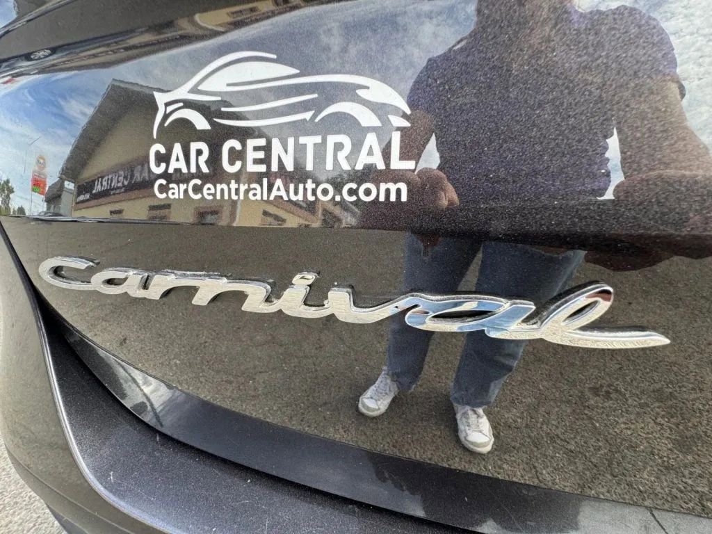 Used 2022 Kia Carnival LX image 29