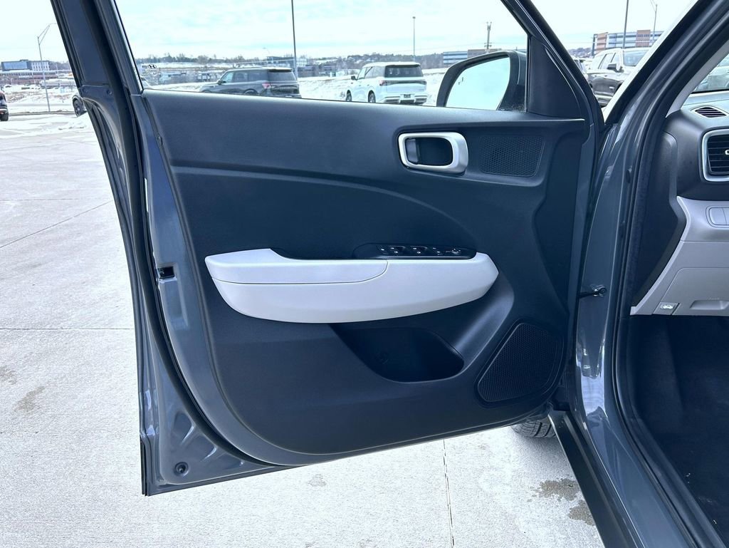 Used 2025 Hyundai Venue SEL image 9