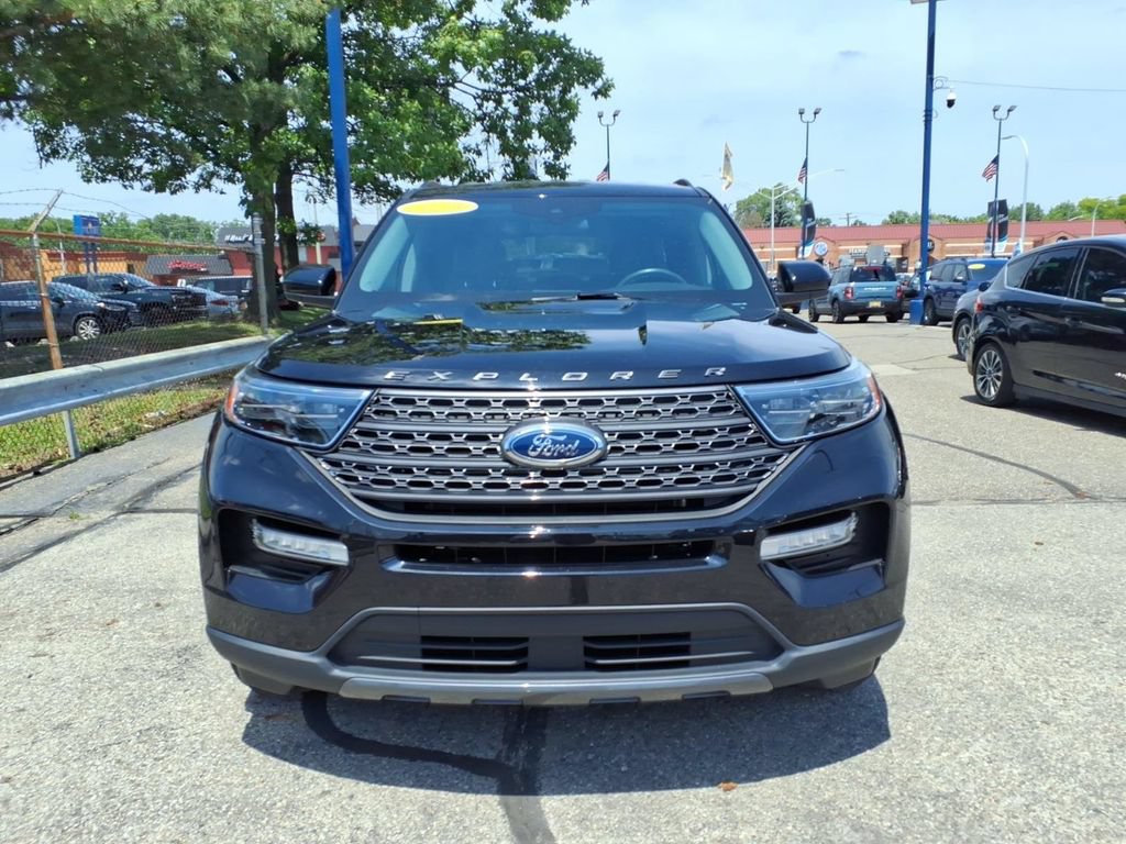Used 2023 Ford Explorer XLT w/ Equipment Group 202A AWD/4WD image 3