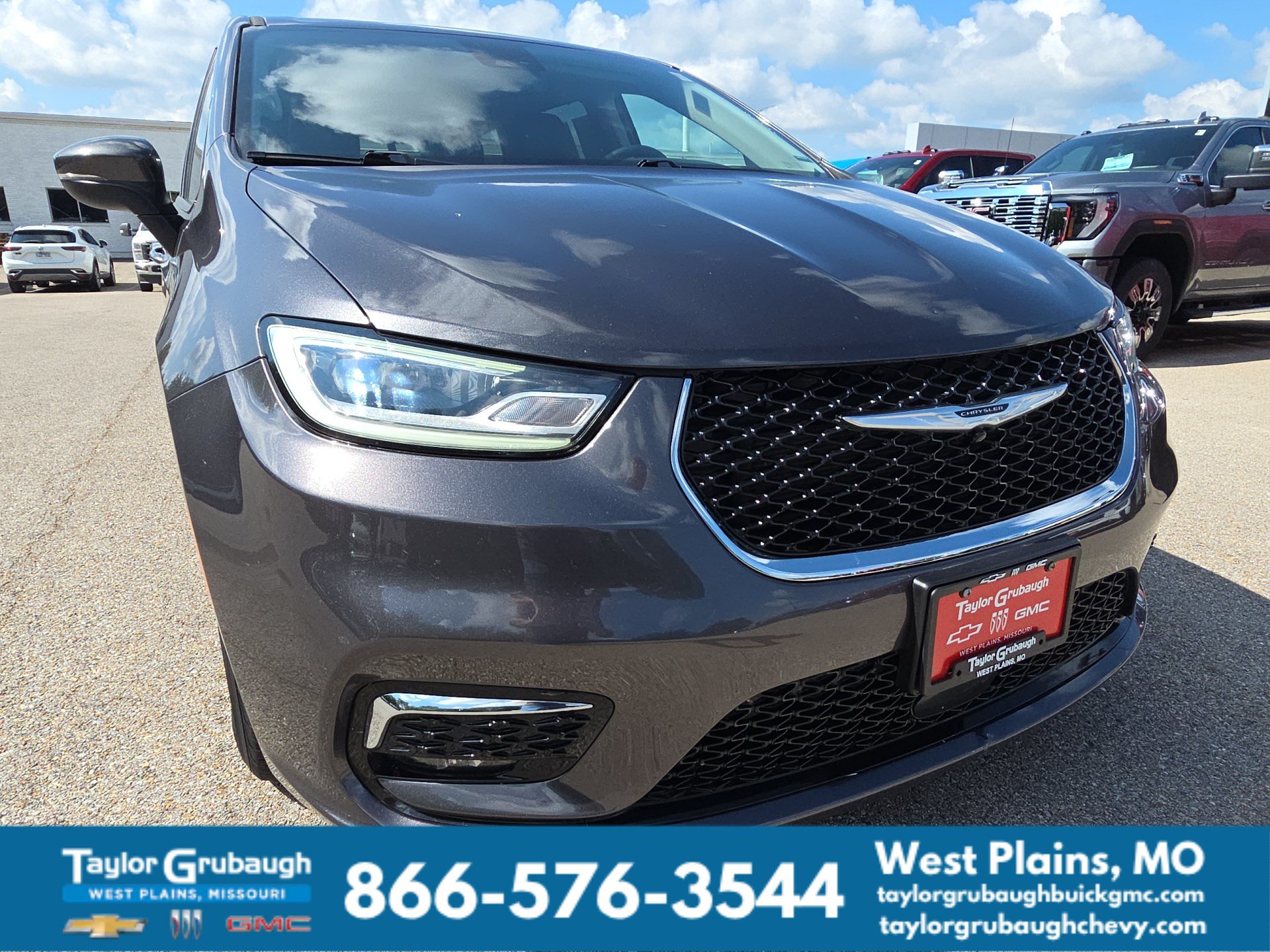 Used 2023 Chrysler Pacifica Touring-L FWD image 11