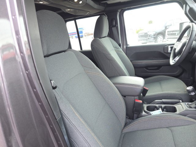 Used 2025 Jeep Wrangler Unlimited Sahara w/ Safety Group AWD/4WD image 37