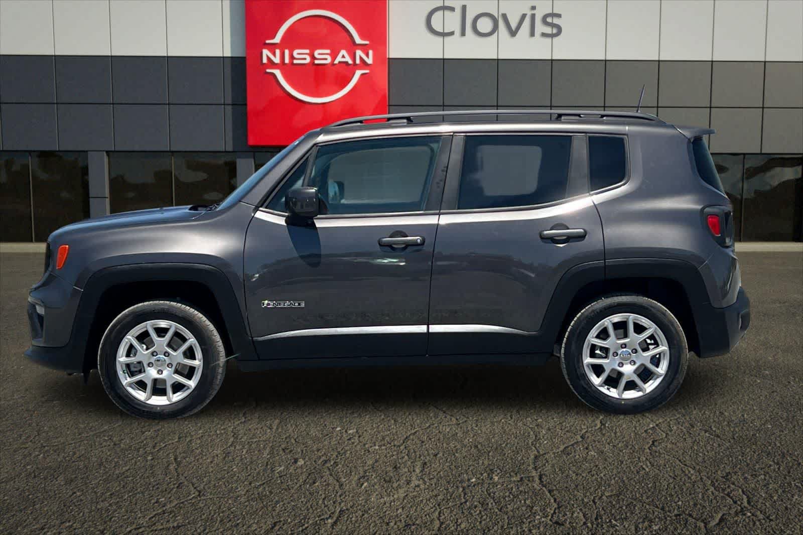 Used 2020 Jeep Renegade Latitude w/ UConnect 8.4 Nav Group AWD/4WD image 6