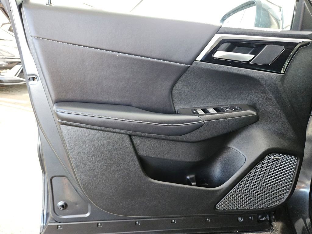 Used 2025 Mitsubishi Outlander SE AWD/4WD image 14